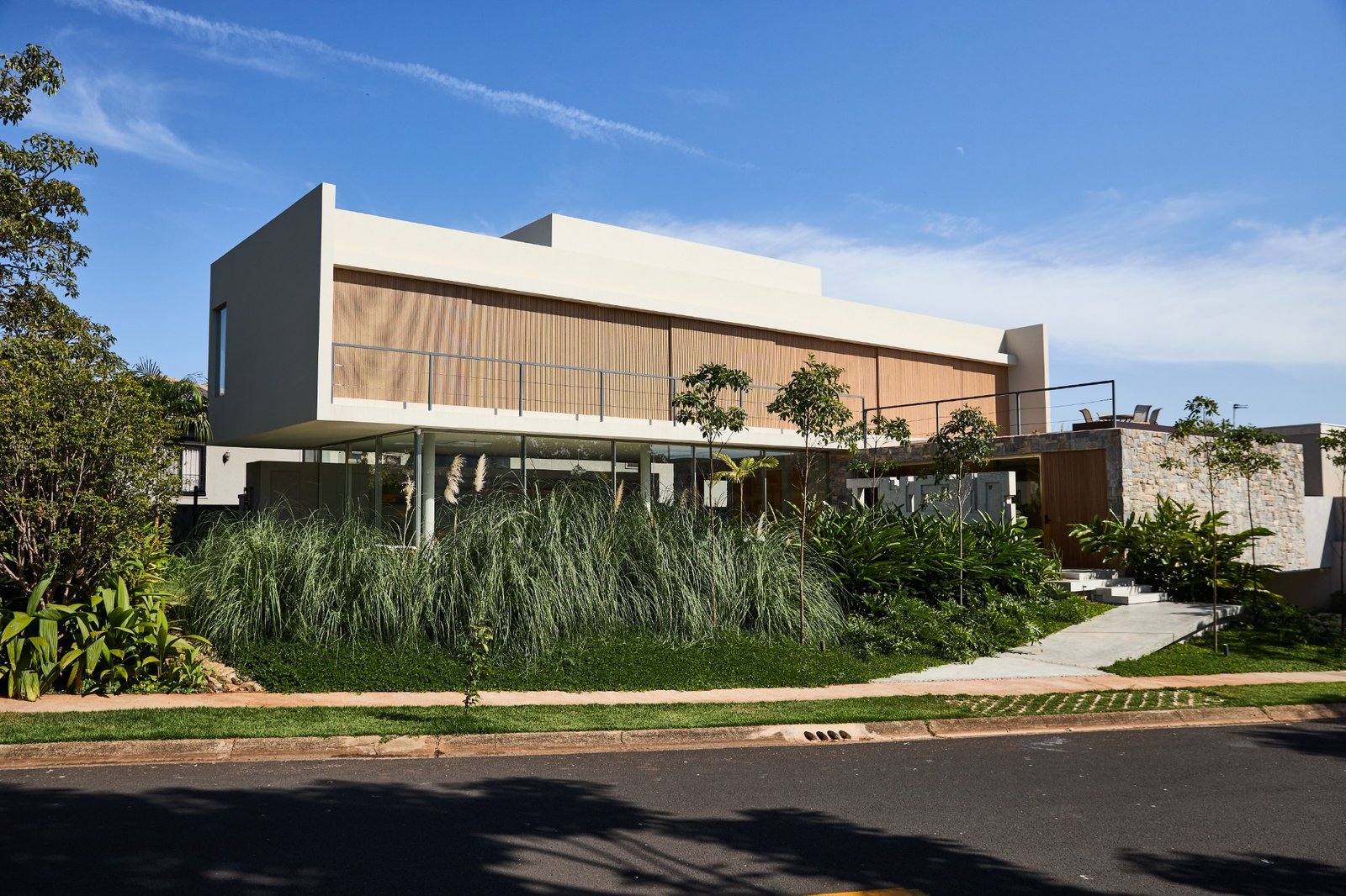 Residência contemporânea executada pela Ferraz Construtora